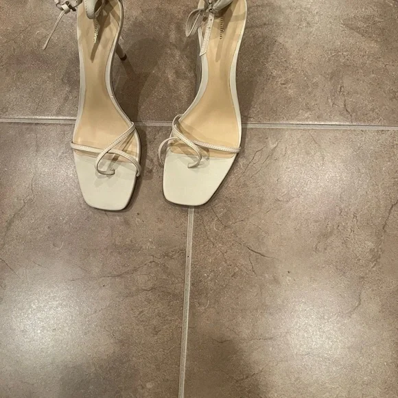 Reformation Gigi Strappy Mid Heel Sandal
Almond 9 $278 Curent - Picture 4 of 8